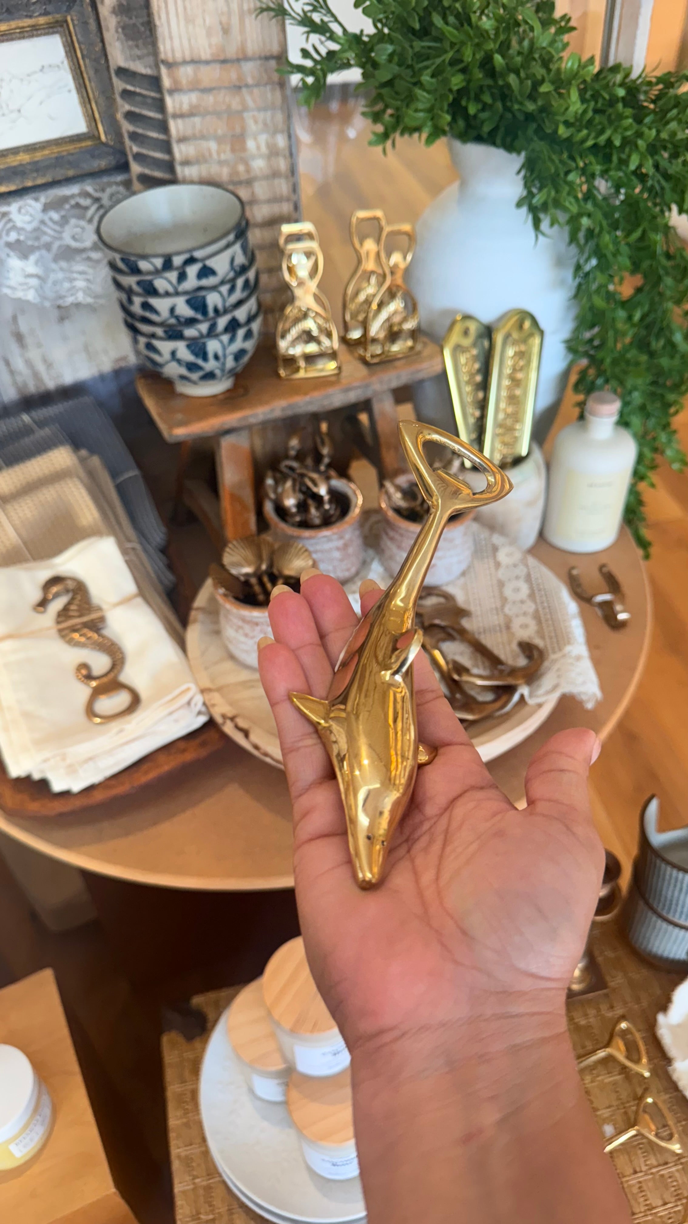 真鍮製ライオンヘッド＆フルール・ド・リス ウォールフック 3点セットヴィンテージ The Heirloom Brass Dolphin Bottle Opener – HAUS of TRADE
